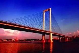 邕江大桥吃瓜事故,意外频发，安全意识需加强