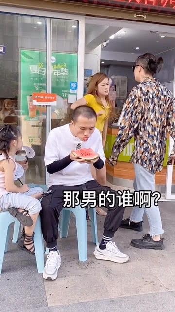 吃瓜群众免费吃瓜情侣,见证甜蜜情侣的甜蜜瞬间